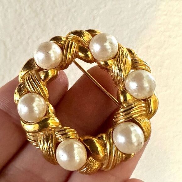Gold tone faux pearl round brooch - Picture 1 of 4